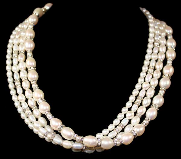 Diamonds and Pearls halskjede i ferskvannsvannsperler og Swarovski krystaller fra Deberitz Design.