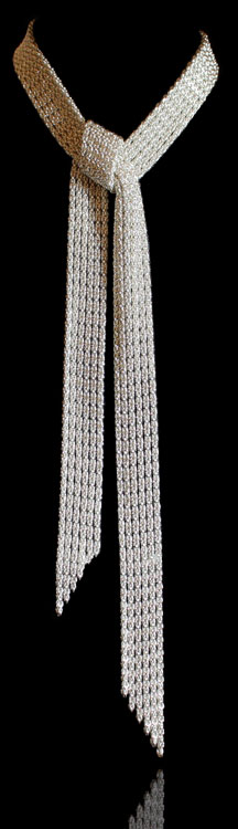 Skjerfet av Deberitz - halskjede i ferskvannsvannsperler og Swarovski krystaller fra Deberitz Design.
